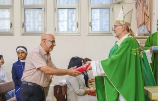 El Patriarca Pizzaballa entrega una biblia a un maestro de catecismo el 27 de septiembre en Galilea. Crédito: Latin Patriarchate of Jerusalem.