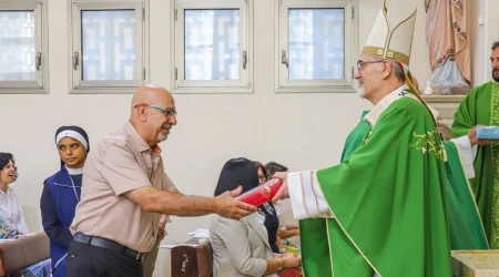 El Patriarca Pizzaballa entrega una biblia a un maestro de catecismo el 27 de septiembre en Galilea.