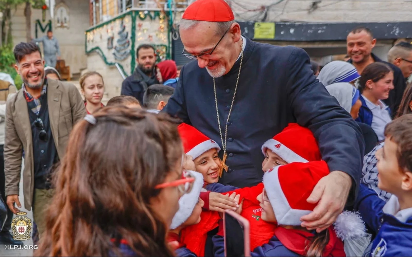 El Cardenal Pizzaballa es recibido por los niños en la Sagrada Familia de Gaza.?w=200&h=150