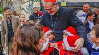 El Cardenal Pizzaballa es recibido por los niños en la Sagrada Familia de Gaza.