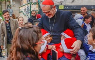 El Cardenal Pizzaballa es recibido por los niños en la Sagrada Familia de Gaza. Crédito: Patriarcado Latino de Jerusalén.