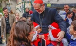 El Cardenal Pizzaballa es recibido por los niños en la Sagrada Familia de Gaza.