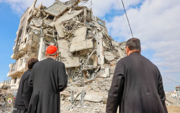 El cardenal observando las ruinas dejas por la guerra en Gaza. Crédito: Patriarcado Latino de Jerusalén.
