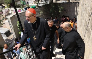 El Patriarca Latino de Jerusalén, Cardenal Pierbattista Pizzaballa, y miembros de una comunidad cristiana visitan la iglesia de San Porfirio en la ciudad de Gaza el 18 de julio de 2025. Crédito: OMAR AL-QATTAA/AFP vía Getty Images.