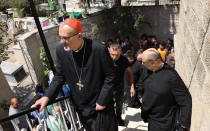 El Patriarca Latino de Jerusalén, Cardenal Pierbattista Pizzaballa, y miembros de una comunidad cristiana visitan la iglesia de San Porfirio en la ciudad de Gaza el 18 de julio de 2025.