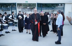 El Cardenal Pierbattista Pizzaballa visita un jardín de infancia en Haifa. Crédito: Patriarcado Latino de Jerusalén.