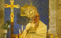 El Cardenal Pierbattista Pizzaballa en la celebración del Corpus Christi en la Basílica del Santo Sepulcro de Jerusalén en Tierra Santa.