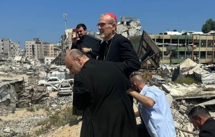 El Cardenal Pizzaballa con el P. Gabriel Romanelli en los alrededores de la parroquia Sagrada Familia en Gaza, luego de que la iglesia fuera bombardeada. Crédito: Latin Patriarchate of Jerusalem.