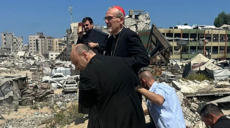 El Cardenal Pizzaballa con el P. Gabriel Romanelli en los alrededores de la parroquia Sagrada Familia en Gaza, luego de que la iglesia fuera bombardeada.