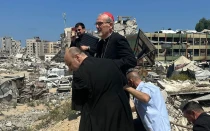 El Cardenal Pizzaballa con el P. Gabriel Romanelli en los alrededores de la parroquia Sagrada Familia en Gaza, luego de que la iglesia fuera bombardeada.