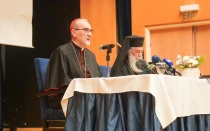 El Cardenal Pierbattista Pizzaballa, Patriarca Latino de Jerusalén; y el Patriarca ortodoxo Teófilos III, en la conferencia de prensa de este martes 22 de julio.