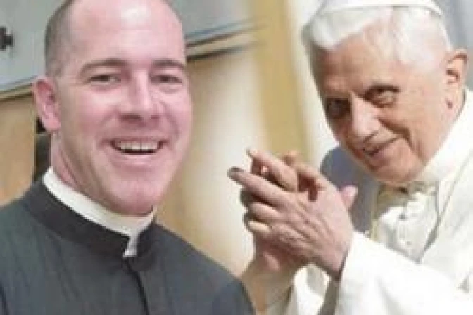 Capellán militar ostenta insólita colección de solideos papales