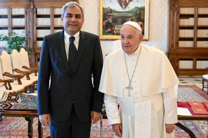 El Papa Francisco recibe en el Vaticano con Mohsin Naqvi