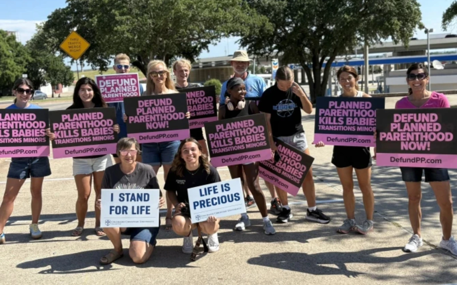 Manifestantes provida participan en una manifestación para exigir el retiro de fondos a Planned Parenthood en Denton, Texas, el sábado 28 de junio de 2025?w=200&h=150
