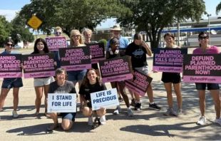 Manifestantes provida participan en una manifestación para exigir el retiro de fondos a Planned Parenthood en Denton, Texas, el sábado 28 de junio de 2025 Crédito: Carole Novielli - Live Action