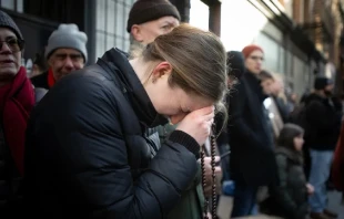 Una joven reza el Rosario frente a las instalaciones de Planned Parenthood en la calle Bleecker, Manhattan. Crédito: Jeffrey Bruno a través del National Catholic Register
