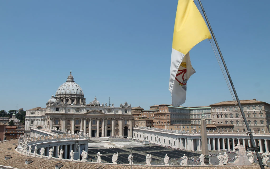 La bandera del Vaticano ondea sobre la Plaza de San Pedro.?w=200&h=150