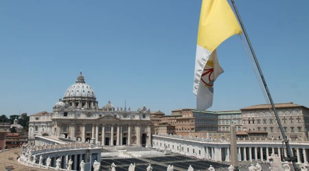La Plaza de San Pedro y la bandera del Vaticano