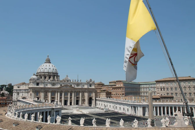 La Plaza de San Pedro y la bandera del Vaticano