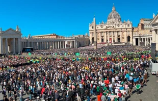 Cerca de 200.000 personas llegaron a la Plaza de San Pedro para la Misa de exequias del Papa Francisco. Crédito: EWTN.