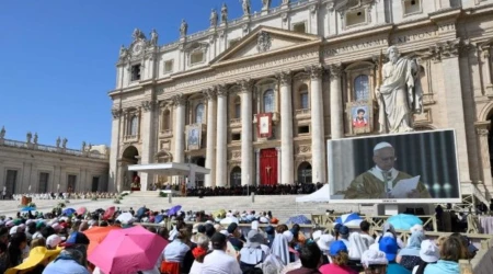 Plaza de San Pedro durante la canonización de San Carlo Acutis y San Pier Giorgio Frassati