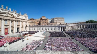 Vista aérea de la Plaza de San Pedro, repleta de miles de dolientes, miembros del clero y dignatarios reunidos para la Misa exequial del Papa Francisco bajo un cielo azul despejado, en la Ciudad del Vaticano, el 26 de abril de 2025.