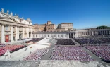Vista aérea de la Plaza de San Pedro, repleta de miles de dolientes, miembros del clero y dignatarios reunidos para la Misa exequial del Papa Francisco bajo un cielo azul despejado, en la Ciudad del Vaticano, el 26 de abril de 2025.