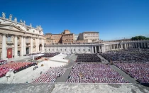 Vista aérea de la Plaza de San Pedro, repleta de miles de dolientes, miembros del clero y dignatarios reunidos para la Misa exequial del Papa Francisco bajo un cielo azul despejado, en la Ciudad del Vaticano, el 26 de abril de 2025.