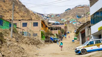 Barrios de bajos recursos en las periferias de la ciudad de Lima, capital de Perú, donde los nuevos inmigrantes se instalan en chozas después de migrar desde las zonas rurales.