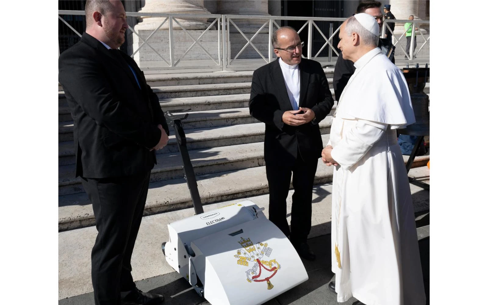 El Papa León XIV recibe una cortadora de césped eléctrica de la empresa checa Swardman durante una audiencia general a mediados de noviembre de 2025.?w=200&h=150