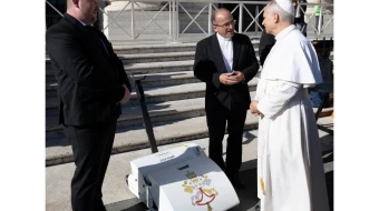El Papa León XIV recibe una cortadora de césped eléctrica de la empresa checa Swardman durante una audiencia general a mediados de noviembre de 2025.