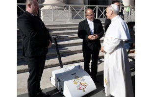 El Papa León XIV recibe una cortadora de césped eléctrica de la empresa checa Swardman durante una audiencia general a mediados de noviembre de 2025. Crédito: Cortesía de Swardman.