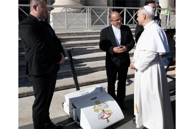 Papa León XIV recibe una cortadora de césped eléctrica de la empresa checa Swardman