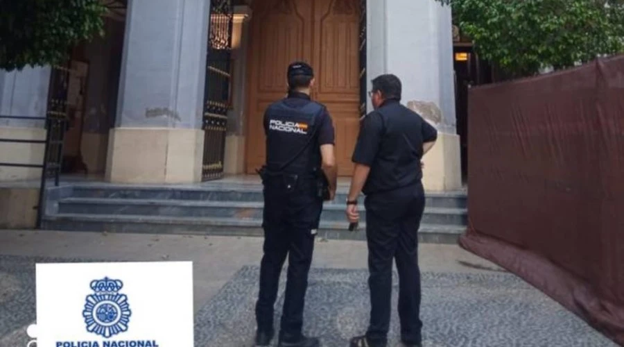 Agentes de policía a las puertas de la Iglesia de San Bartolomé en Murcia (España). Crédito: Cuerpo Nacional de Policía.?w=200&h=150