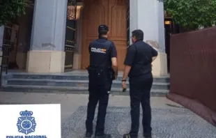 Agentes de policía a las puertas de la Iglesia de San Bartolomé en Murcia (España). Crédito: Cuerpo Nacional de Policía. 