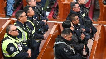 Misa por agentes de seguridad.