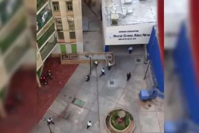 [VIDEO] Policía de Venezuela dispara en edificio donde viven laicos misioneros