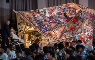 El Papa Francisco entra en el poliedro durante su encuentro con Scholas Ocurrentes en Yakarta Crédito: Daniel Ibáñez/EWTN News