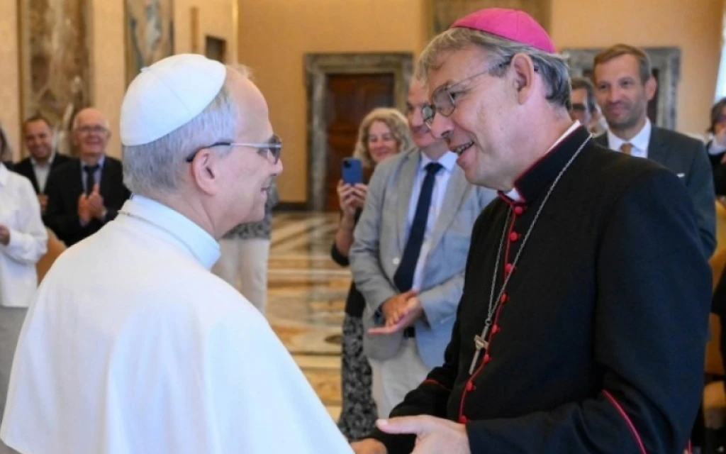 El Obispo de Créteil (Francia), Mons. Dominique Blanchet saluda al Papa León XIV el 28 de agosto de 2025.?w=200&h=150