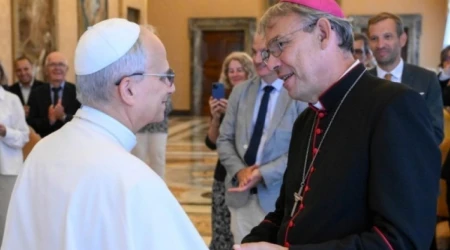 El Obispo de Créteil (Francia), Mons. Dominique Blanchet saluda al Papa León XIV el 28 de agosto de 2025.