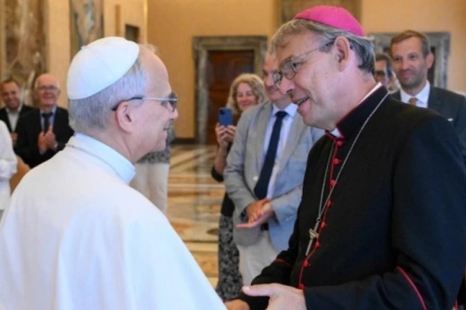 El Obispo de Créteil (Francia), Mons. Dominique Blanchet saluda al Papa León XIV el 28 de agosto de 2025.