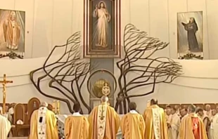 Misa de entronización en el Santuario de la Divina Misericoria en Lagiewniki. Crèditos: Captura de video.  Radio Maryja