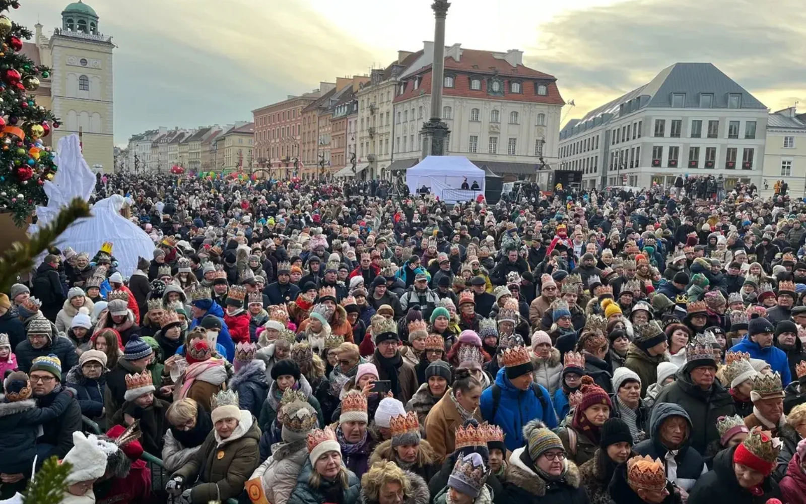 Miles de participantes con coronas de papel se reunieron en la Plaza del Castillo de Varsovia durante la Cabalgata de los Reyes Magos el martes 6 de enero de 2025.?w=200&h=150