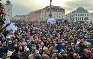 Miles de participantes con coronas de papel se reunieron en la Plaza del Castillo de Varsovia durante la Cabalgata de los Reyes Magos el martes 6 de enero de 2025. Crédito: Paweł Kula/Fundacja Orszak Trzech Króli