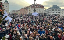 Miles de participantes con coronas de papel se reunieron en la Plaza del Castillo de Varsovia durante la Cabalgata de los Reyes Magos el martes 6 de enero de 2025.