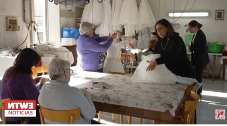 Voluntarias trabajan en el taller de vestidos de novia en el interior del Santuario de Pompeya