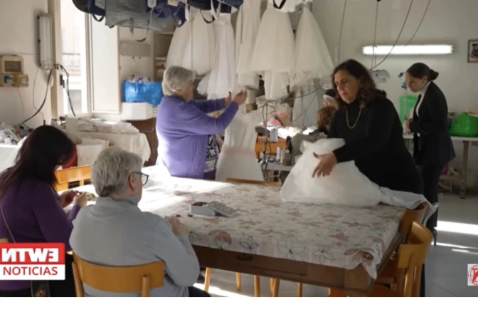Voluntarias trabajan en el taller de vestidos de novia en el interior del Santuario de Pompeya