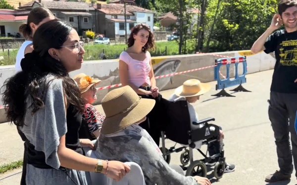 Voluntarios universitarios departen con ancianos de la residencia de Poo, en Asturias (España). Crédito: Nicolás de Cárdenas / ACI Prensa.