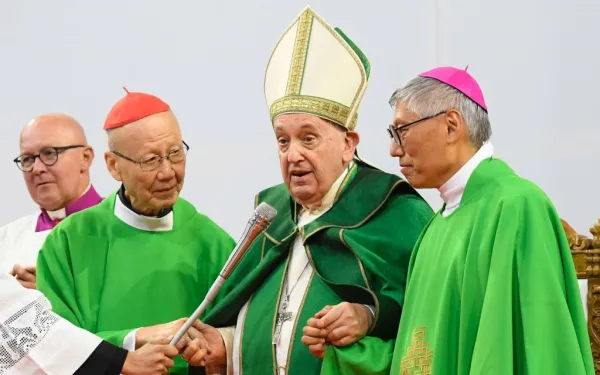 El Papa Francisco, junto al Obispo de Hong Kong, Mons. Stephen Chow Sau-yan, SJ y su predecesor, el Cardenal John Tong Hon, OFM. Crédito: Oficina de Prensa de la Santa Sede