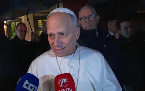 El Papa León XIV dijo a los periodistas, el 23 de diciembre de 2025, que pidió al gobernador de Illinois, JB Pritzer, que vetara un proyecto de ley que legaliza el suicidio asistido durante una reunión en el Vaticano en noviembre. Crédito: EWTN News.